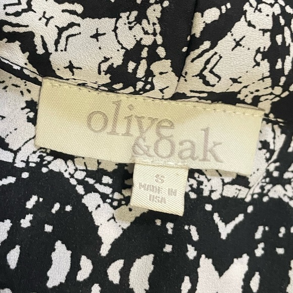 Olive & Oak Sleeveless, V-Neck, Black And White, High Low Blouse Size S - Picture 6 of 8
